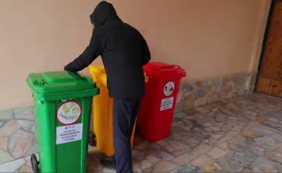 В Ташкенте решили отказаться от практики выдачи разноцветных контейнеров для сортировки мусора. Они обходятся слишком дорого