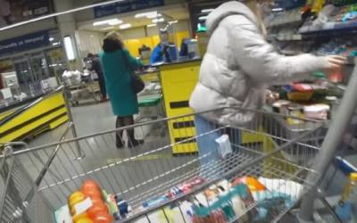 В Одессе мужчина отомстил магазину за продажу несвежих продуктов, видео: "Устал ругаться с продавцами"