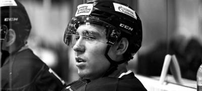Минута молчания в память о трагически погибшем хоккеисте открыла матч в Карелии
