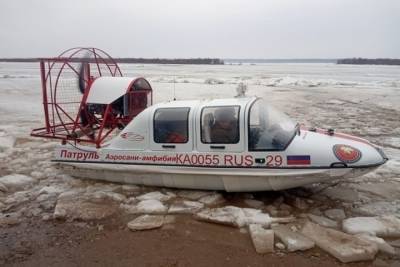 В Верхнетоемском районе спасатели помогли двум мужчинам, которые застряли на льду Двины
