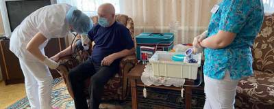 Тамбовским пенсионерам начали делать прививки на дому