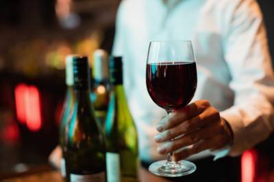 "Коркнутое" вино и еще 6 терминов, которые нужно знать, чтобы говорить о вине, как сомелье