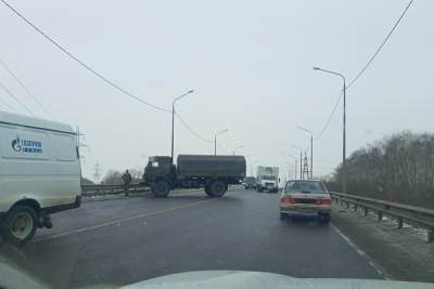 Из-за перегородившего дорогу военного КамАЗа на Южной окружной образовалась пробка
