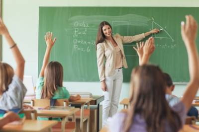Нагрузка учителей: эксперт объяснил, сколько часов должны работать педагоги