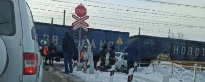 В Челябинской области на переезде грузовой поезд врезался в такси
