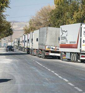 Непогода «тормознула» поток грузовиков на казахстанско-узбекской границе
