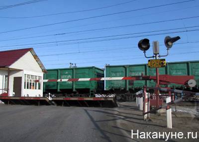 В Челябинске грузовой поезд врезался в автомобиль такси