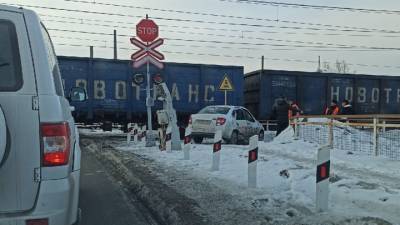 На железной дороге в Челябинске поезд протаранил легковой автомобиль