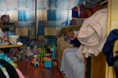 В России нашли живущую в доме-свалке четырехлетнюю девочку