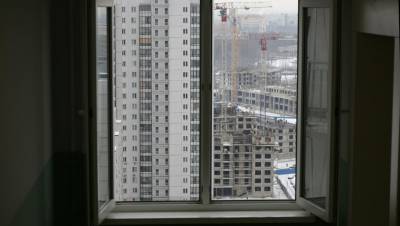 Пятилетняя девочка погибла, выпав из окна 13 этажа на севере Петербурга