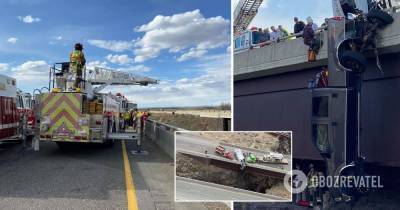 В США пикап повис с моста над пропастью: людей спасли – видео