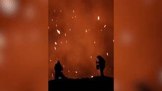 На Камчатке экстремалы засняли извержение вулкана у самого жерла и пожарили на лаве сосиски — видео