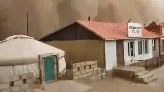 Казахстанский город Мангистау накрыла мощнейшая песчаная буря — видео