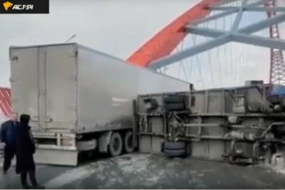 Авария перекрыла движение по одному из мостов в Новосибирске
