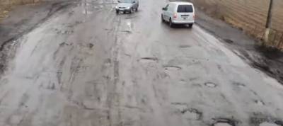 «Велике будівництво» від Зеленського пройшло повз: журналісти знайшли найгіршу дорогу в Україні