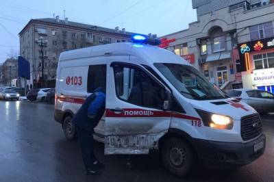 «Скорая помощь» с пациентом и «Мерседес» столкнулись в центре Хабаровска