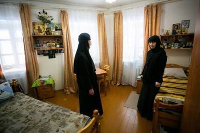 Полицейские хотят составить протоколы на 11 монахинь из монастыря Сергия