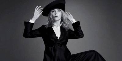 В Dior и Prada. Звезда сериала Убивая Еву Джоди Комер снялась в стильной фотосессии