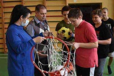 Тамбовские единороссы подарили воспитанникам школы-интерната спортивный инвентарь