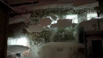 Новости на "России 24". В Ухте сотрудник МЧС спас женщину за секунду до обрушения снега с крыши