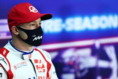 "Хаас" показал шлем российского гонщика Мазепина на новый сезон Формулы-1