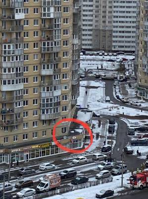 Девочка, выпавшая из окна многоэтажки в Санкт-Петербурге, умерла