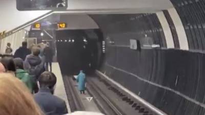 Пассажиры на станции метро "Савеловская" спасли упавшую на рельсы пожилую женщину