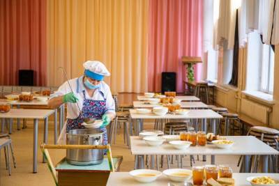 Владимир Путин поручил прокуратуре проверить организацию питания в школах