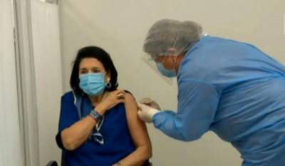 Президент Грузии в прямом эфире привилась вакциной AstraZeneca