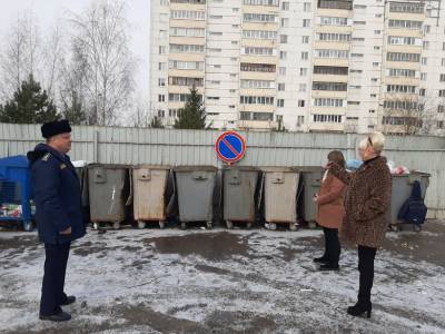 В Чехове проверили ситуацию с парковкой возле контейнерных площадок