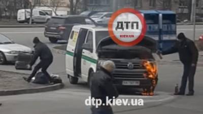 На Оболони в Киеве на ходу загорелась инкассаторская машина: видео