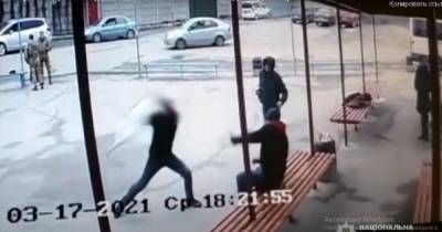 Ударил по голове рекламным щитом: на вокзале под Винницей нетрезвый дебошир едва не убил мужчину (видео)