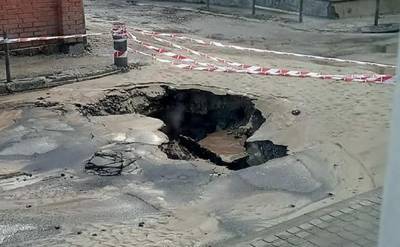 Во Львове прорвало трубу на улице Шумского: образовалась пропасть и остановили водоснабжение