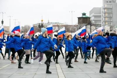 В Екатеринбурге студенты провели флешмоб в честь присоединения Крыма. Часть из них недовольна этим