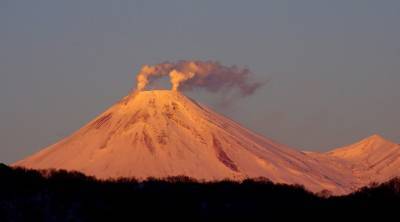 Туристы-экстремалы пожарили сосиски на извергающемся камчатском вулкане