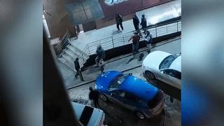 В Ставрополе мужчину с ребёнком избили после замечания за брызги от машины — видео