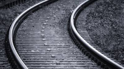 Саратовская пенсионерка попала под поезд, но осталась жива