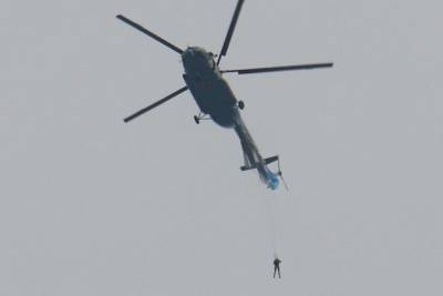 Видео с приземлением зацепившегося за вертолёт парашютиста в Чите появилось в соцсетях