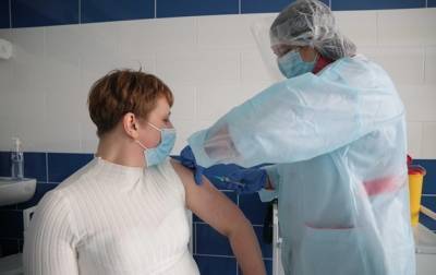 Число украинцев в очереди на COVID-вакцинацию приближается к 300 тысячам