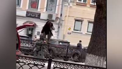 Тверичанка из одноименного хита Михаила Круга взобралась на памятник певцу