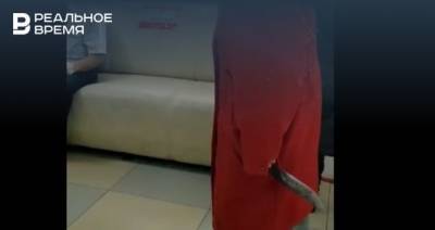 В поликлинике Заинска сняли на видео бабушку с ножом