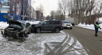 Женщина с дочкой попали в больницу после лобового ДТП на проспекте Ленина