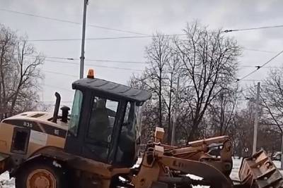 На улицах Ярославля застревают даже трактора