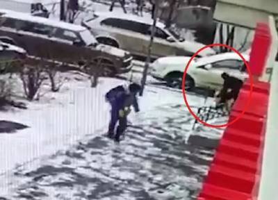 Потому что нельзя менять мужчин: под Москвой брат зарезал сестру на улице на глазах очевидцев