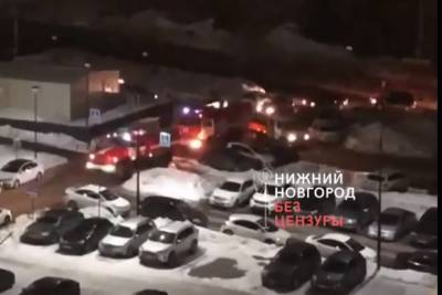 Припаркованные автомобили преградили дорогу пожарным к огню в ЖК «Анкудиновский парк»