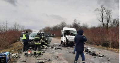 Автомобили раздробило, двое погибших: в Тернопольской области столкнулись бус и легковое авто