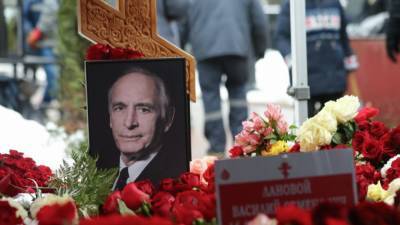 Поклонники усыпали цветами могилу Ланового на 40-й день после его смерти