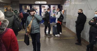 Движение в столице замерло: в Киеве "заминировали" сразу 7 станций метро (фото)