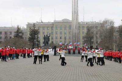 В Туле на Площади Победы состоялся танцевальный флешмоб «Севастопольский вальс»