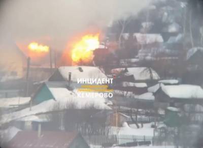 В Кемерове серьёзный пожар в частном секторе попал на видео